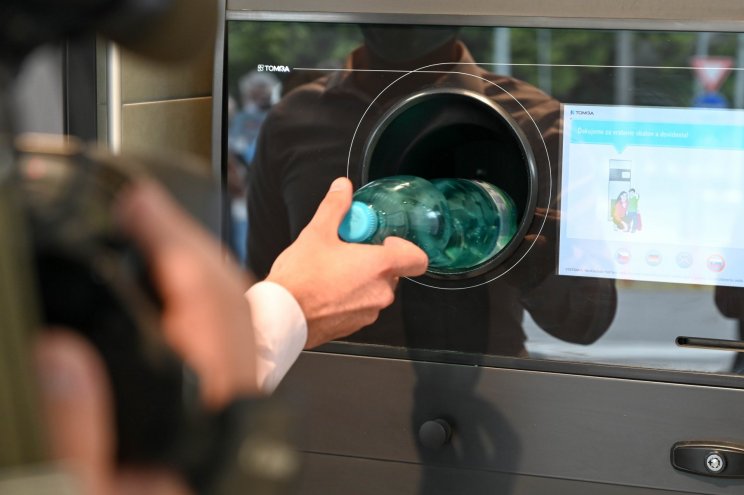 Automat na zber a recykláciu PET obalov v predajni Lidl na Trenčianskej ulici
