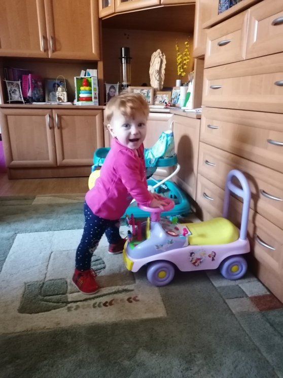 Fotka malej Sofinky s tlačítkom