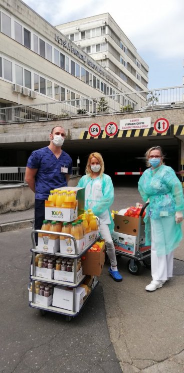 Pracovníci onkologických pracovísk si preberajú vitamínovú pomoc od spoločnosti Lidl
