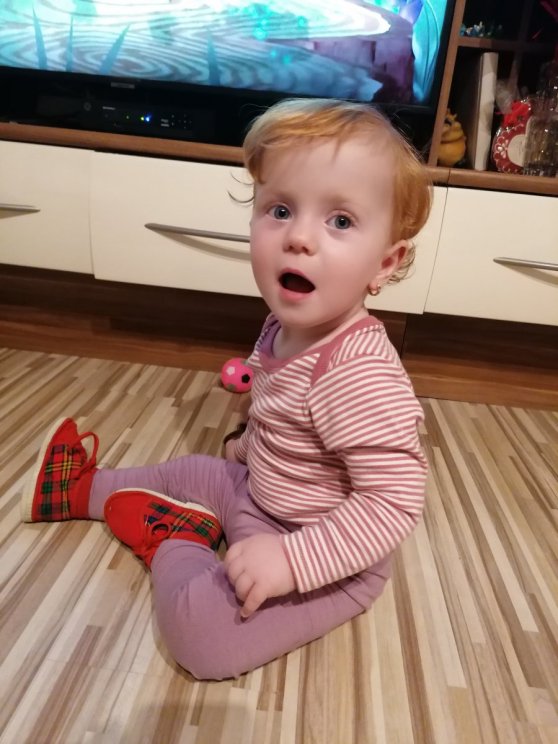 Fotka Sofinky, sediacej pred televíziou