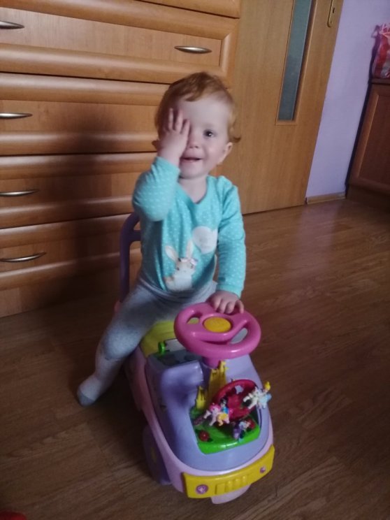 Sofinka so svojou hračkou