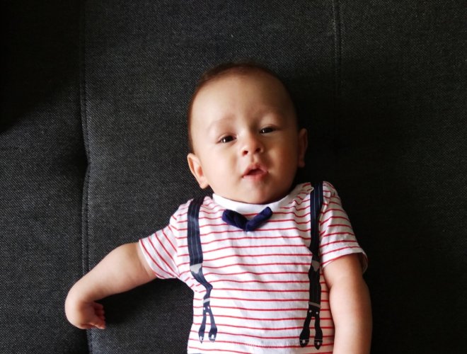 Malý Adamko v pásikovom tričku, ktorému Lidl pomohol v rámci projektu Od začiatku v dobrých rukách