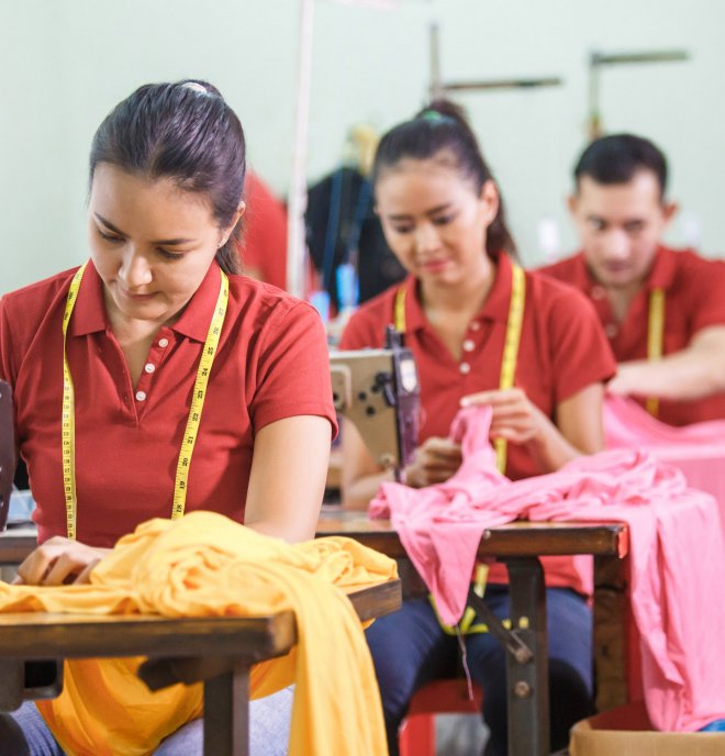  V našich globálnych dodávateľských reťazcoch sme zapojení do rôznych iniciatív v oblasti miezd – spravodlivej odmeny za prácu.