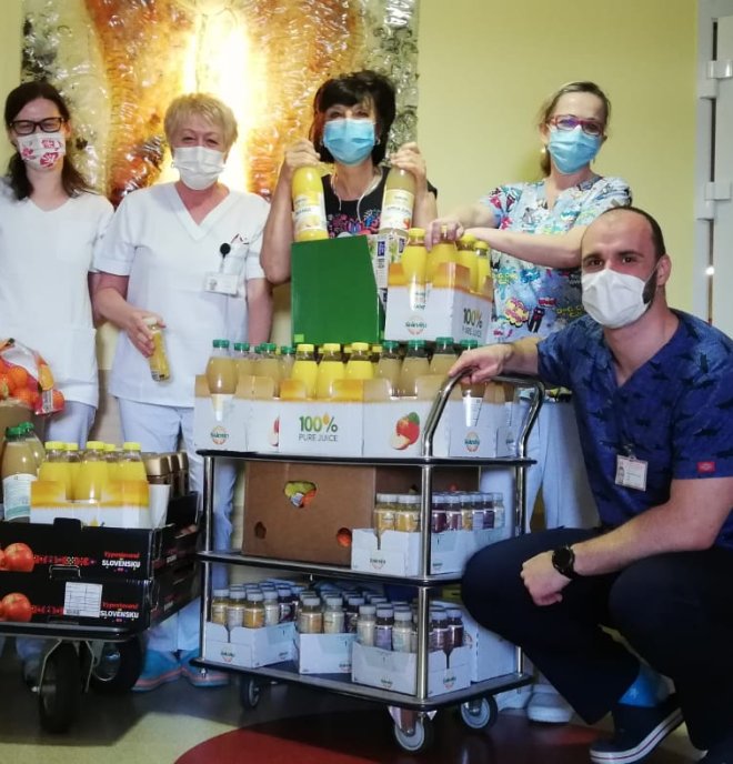 Pracovníci onkologického pracoviska prijali "vitamínovú pomoc" od spoločnosti Lidl