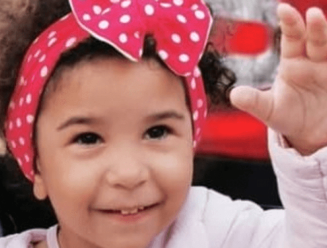 Fotka malej Mariannky s červenou bodkovanou čapicou, ktorej pomohol  Lidl v rámci 