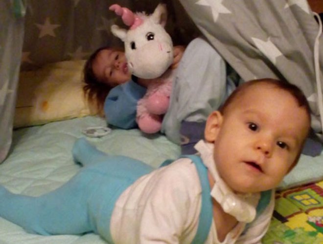 Malý Sebastiánko v postielke