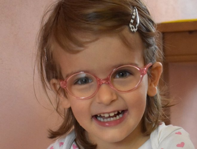 Fotka Táničky v okuliaroch, ktorej Lidl pomohol v rámci projektu Od začiatku v dobrých rukách