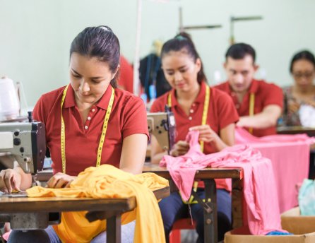  V našich globálnych dodávateľských reťazcoch sme zapojení do rôznych iniciatív v oblasti miezd – spravodlivej odmeny za prácu.