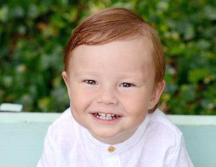 Fotka maleého Brunka v košielke, ktorému Lidl pomohol v rámci projektu Od začiatku v dobrých rukách