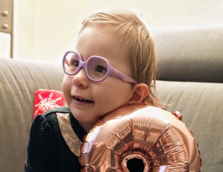 Fotka malej Lívinky v okuliaroch na kresle, ktorej Lidl pomohol v rámci projektu Od začiatku v dobrých rukách