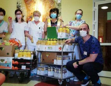 Pracovníci onkologického pracoviska prijali "vitamínovú pomoc" od spoločnosti Lidl