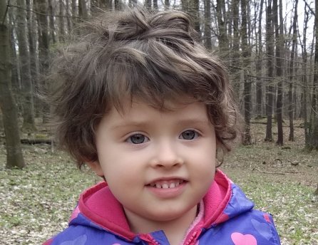 Fotka malej Johanky v lese