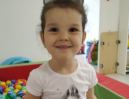 Fotka malej Ninky, ktorej Lidl pomohol v rámci projektu Od začiatku v dobrých rukách