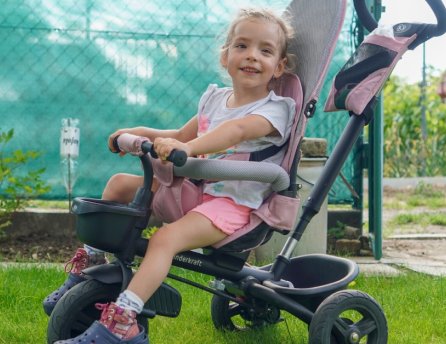 Fotka malej Lili v kočíku, ktorej Lidl pomohol v rámci projektu Od začiatku v dobrých rukách