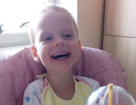 Usmiaty Miško sedí v kresle