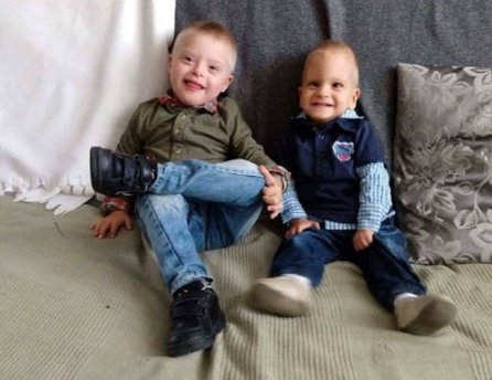 Malý Hunor so svojim bratom 