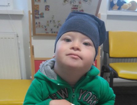 Fotka malého Kristiánka v čiapke a zelenej mikine, ktorému Lidl pomohol v projekte Od začiatku v dobrých rukách