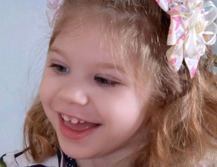 Malá Eliska sa stále usmieva