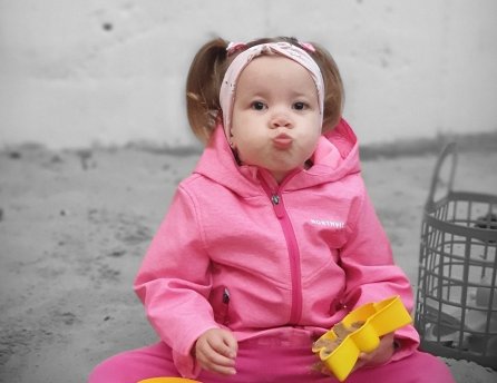 Fotka malej Sabinky v ružovom overalle, ktorej Lidl pomohol prostredníctvom projektu Od začiatku v dobrých rukách