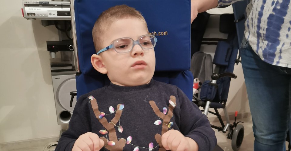 Malý Gabko na vozíku, ktorému Lidl pomohol vďaka projektu Od začiatku v dobrých rukách